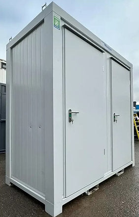 Bloque Sanitario Doble 2,4 × 1,5 m – WC + Urinario Separados, Aislado y Listo para Usar