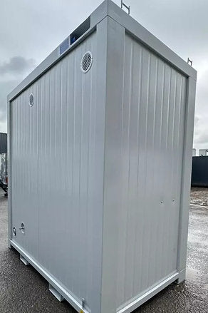 Bloque Sanitario Doble 2,4 × 1,5 m – WC + Urinario Separados, Aislado y Listo para Usar
