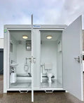 Bloque Sanitario Doble 2,4 × 1,5 m – WC + Urinario Separados, Aislado y Listo para Usar