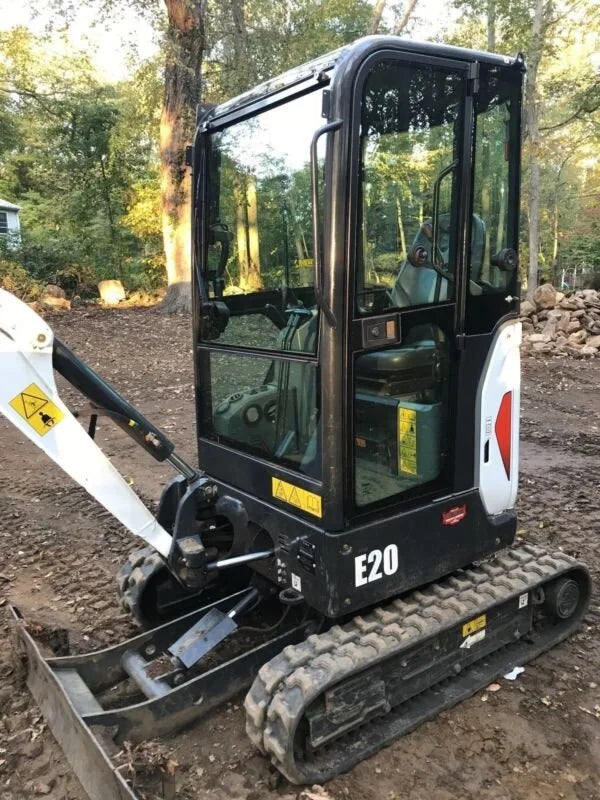 Miniexcavadora Bobcat E20 de ocasión 1,8 t 2015 cabina acristalada 2 128 h