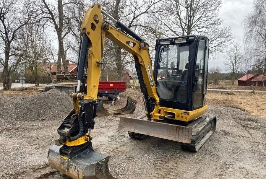 Miniexcavadora Caterpillar 302.7D de ocasión 2,67 t 2013 BRH remolque