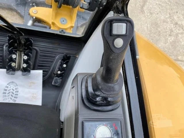 Miniexcavadora Caterpillar 302.7D de ocasión 2,67 t 2013 BRH remolque