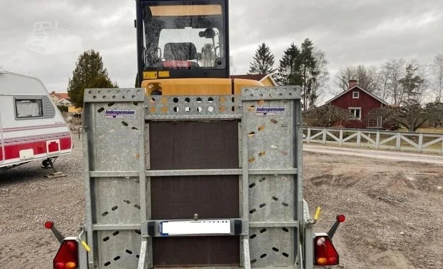 Miniexcavadora Caterpillar 302.7D de ocasión 2,67 t 2013 BRH remolque