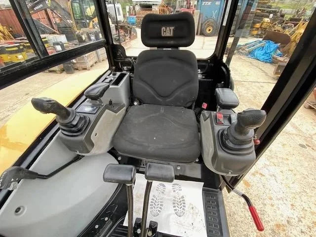 Miniexcavadora Caterpillar 302.7D de ocasión 2,67 t 2013 BRH remolque