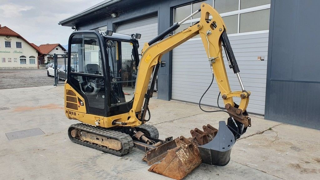 Caterpillar CAT 302.2D (2013) – Miniexcavadora 2,1T – 2 468 h – 3 Cucharas