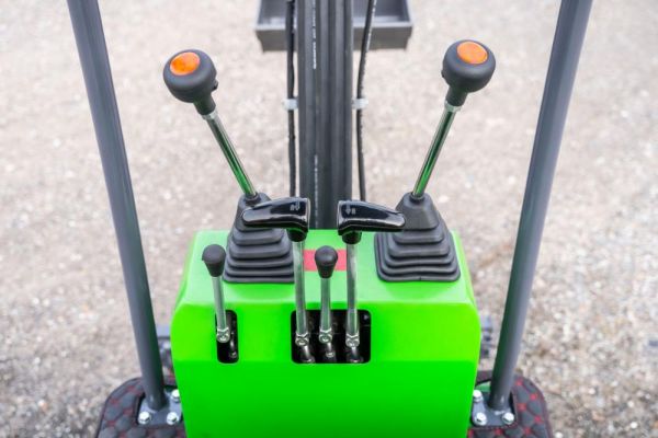 Miniexcavadora eléctrica de ocasión Compartec CT-B 12 Li 1,1 t 108 h