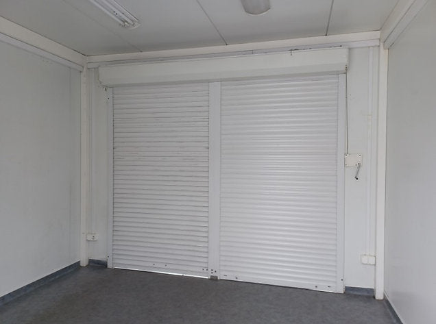 Contenedor Bar 3,5 × 3,03 m – Persiana Frontal & Puerta Trasera, Listo para Servir