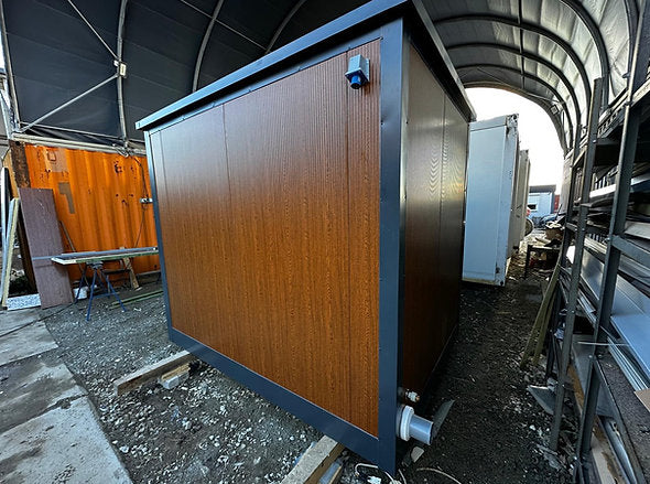 Contenedor Sanitario 2 Cabinas (243 × 174 × 246 cm) – Doble WC Autónomo para Obras y Eventos