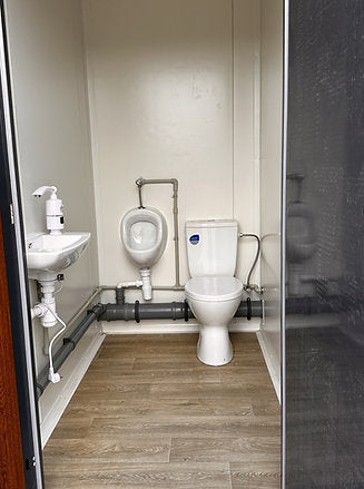 Contenedor Sanitario 3 Cabinas – WC, Lavabo y Calentador Integrados para Obras y Eventos