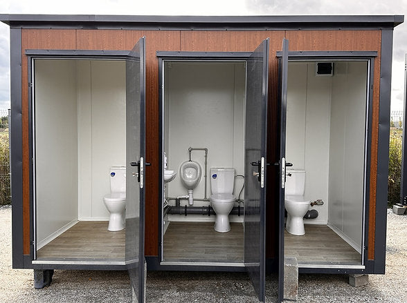 Contenedor Sanitario 3 Cabinas – WC, Lavabo y Calentador Integrados para Obras y Eventos