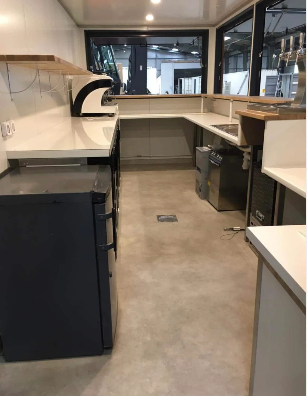 Contenedor de envío de 20 pies convertido en cafetería – bar – snack bar