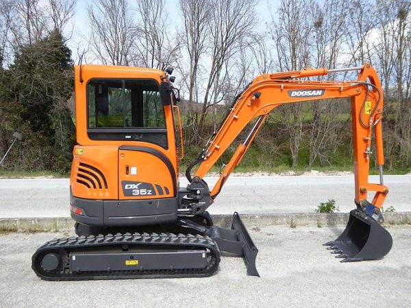 Miniexcavadora de ocasión Doosan DX35Z 3,7 t 2017 cabina 453 h ZTS