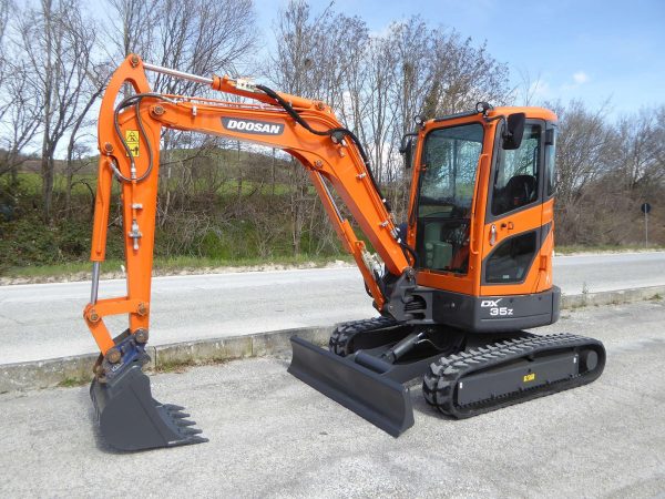 Miniexcavadora de ocasión Doosan DX35Z 3,7 t 2017 cabina 453 h ZTS