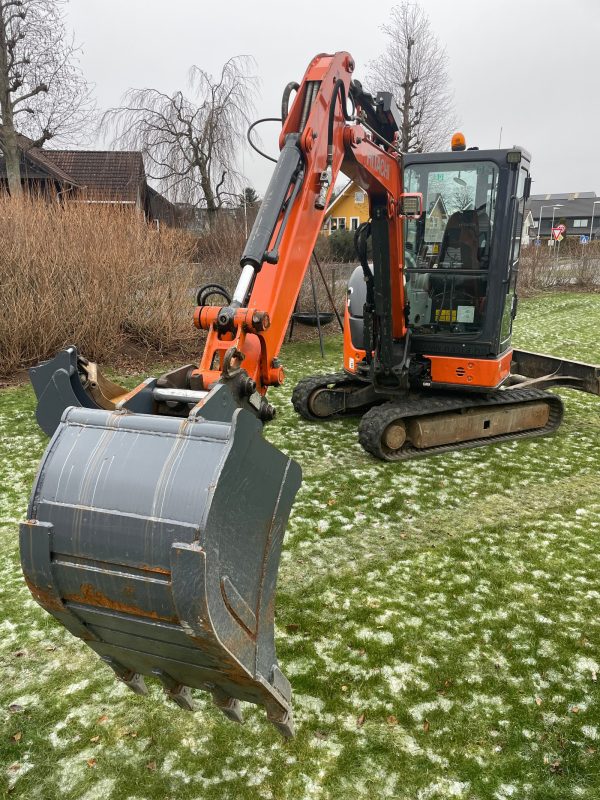 Miniexcavadora Hitachi ZX33U de ocasión 3,7 t 2015 cabina cerrada 1 480 h