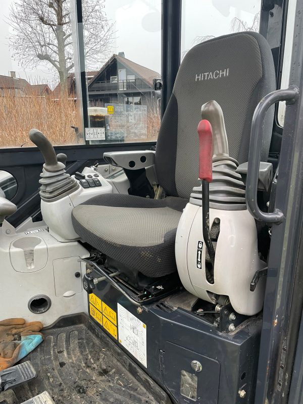 Miniexcavadora Hitachi ZX33U de ocasión 3,7 t 2015 cabina cerrada 1 480 h