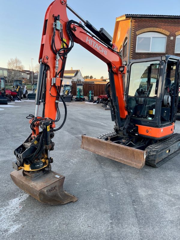 Miniexcavadora de ocasión Hitachi ZX38-5A 3,9 t 2017 cabina cerrada 1 670 h
