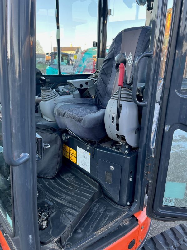 Miniexcavadora de ocasión Hitachi ZX38-5A 3,9 t 2017 cabina cerrada 1 670 h
