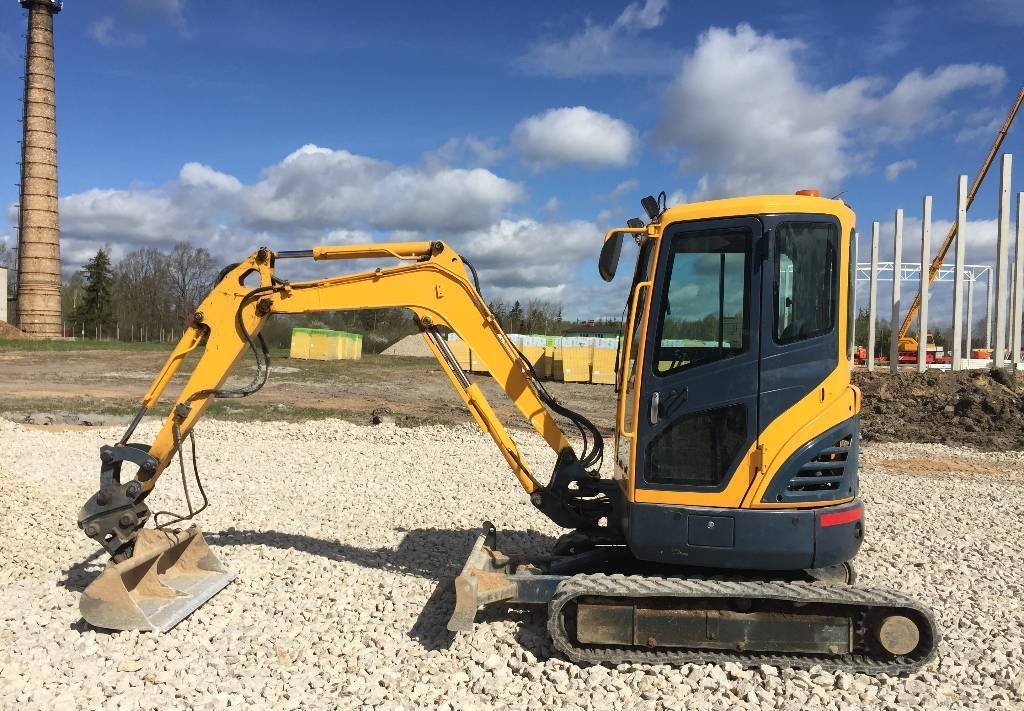 Miniexcavadora Hyundai Robex 27Z-9 de ocasión (2011) – 2,8T con 3 cucharas