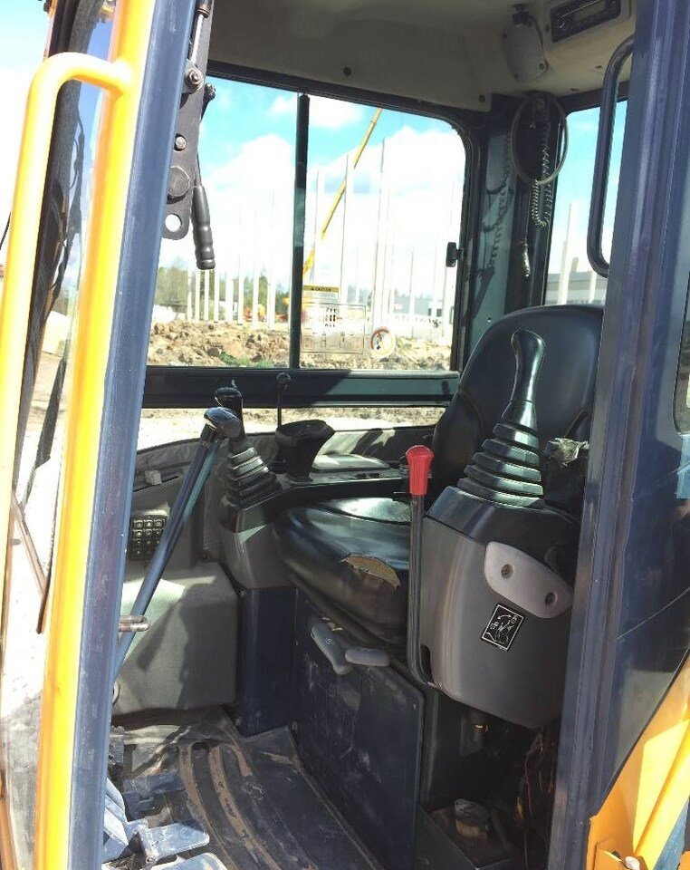 Miniexcavadora Hyundai Robex 27Z-9 de ocasión (2011) – 2,8T con 3 cucharas