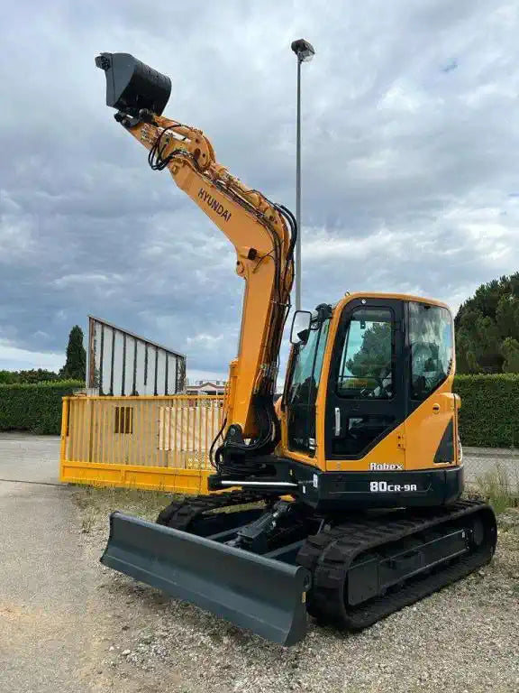 Miniexcavadora HYUNDAI R80CR-9A, de ocasión