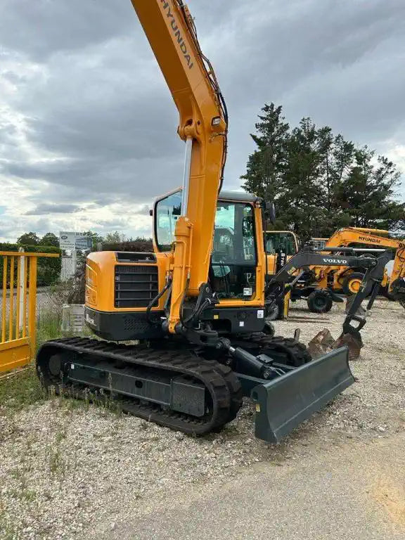 Miniexcavadora HYUNDAI R80CR-9A, de ocasión