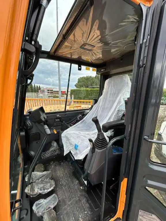 Miniexcavadora HYUNDAI R80CR-9A, de ocasión