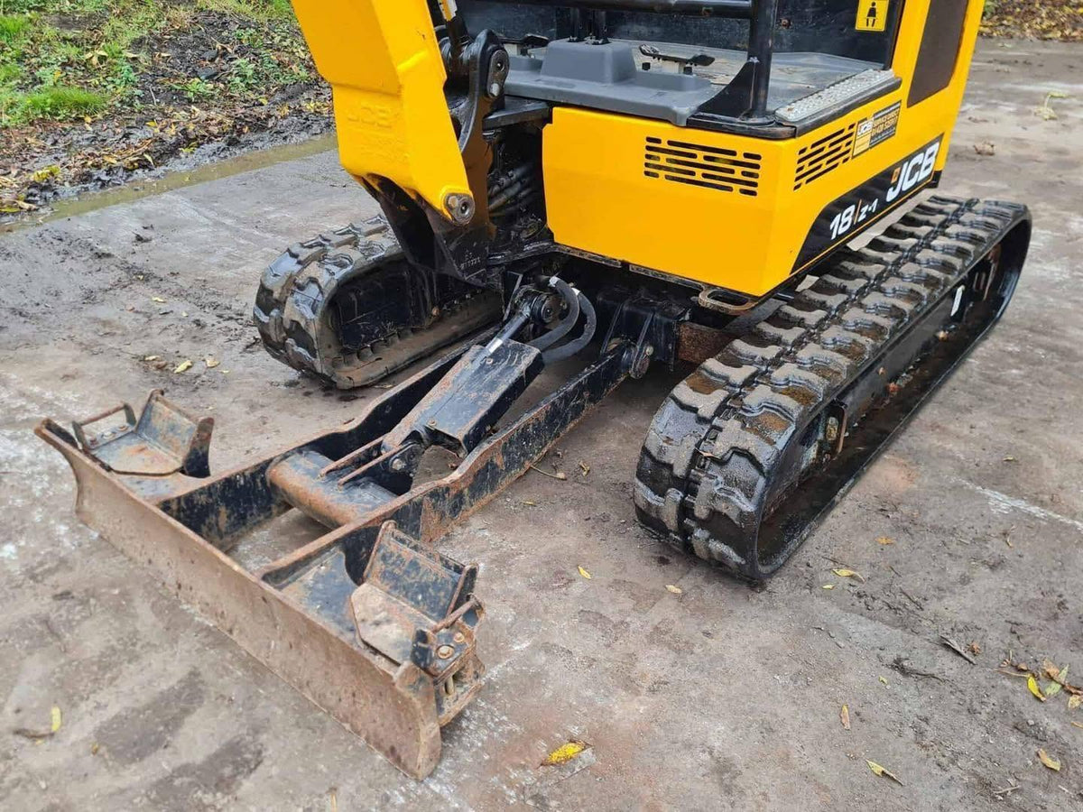 Miniexcavadora JCB 18z de ocasión 1,8 t 2021 remolque BRH 3 cucharas