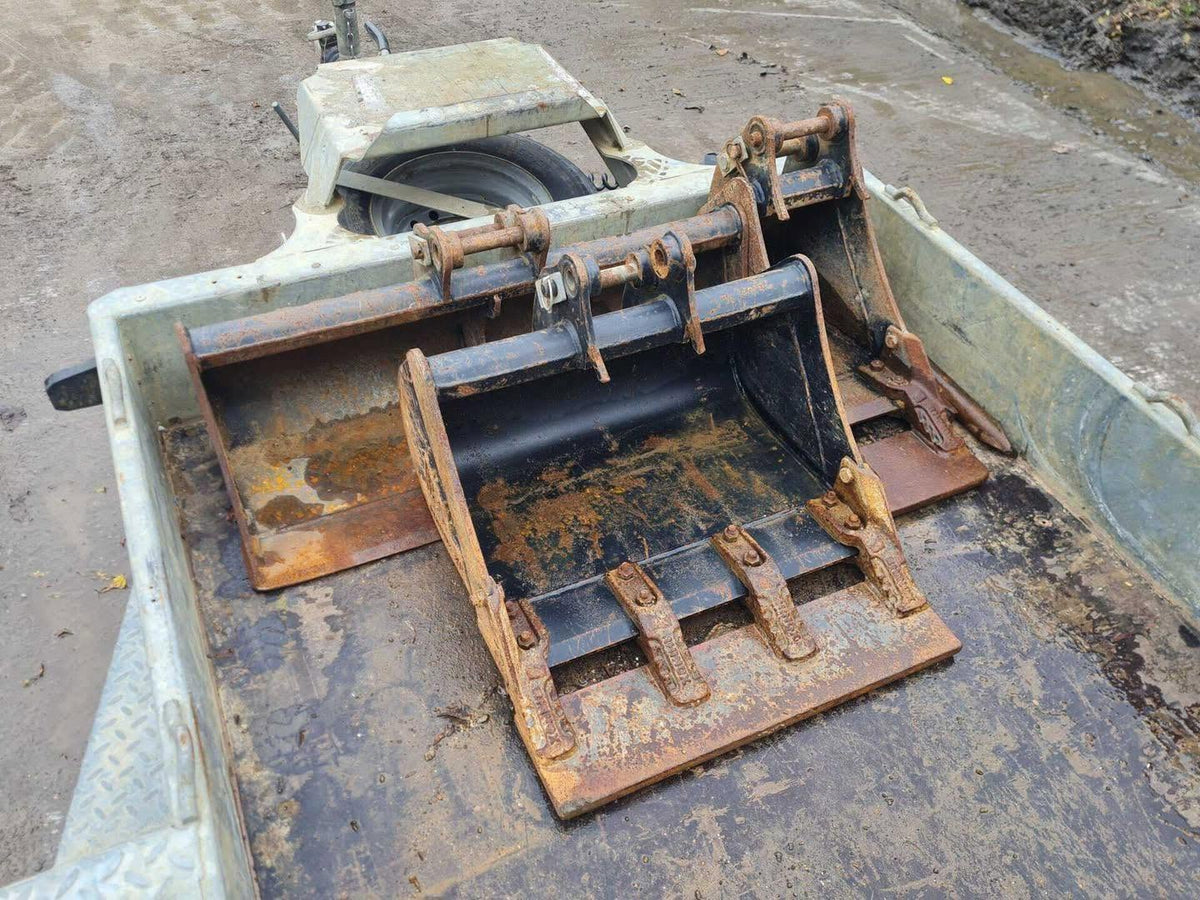 Miniexcavadora JCB 18z de ocasión 1,8 t 2021 remolque BRH 3 cucharas