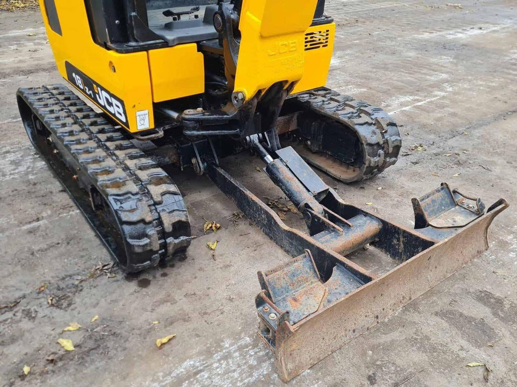 Miniexcavadora JCB 18z de ocasión 1,8 t 2021 remolque BRH 3 cucharas