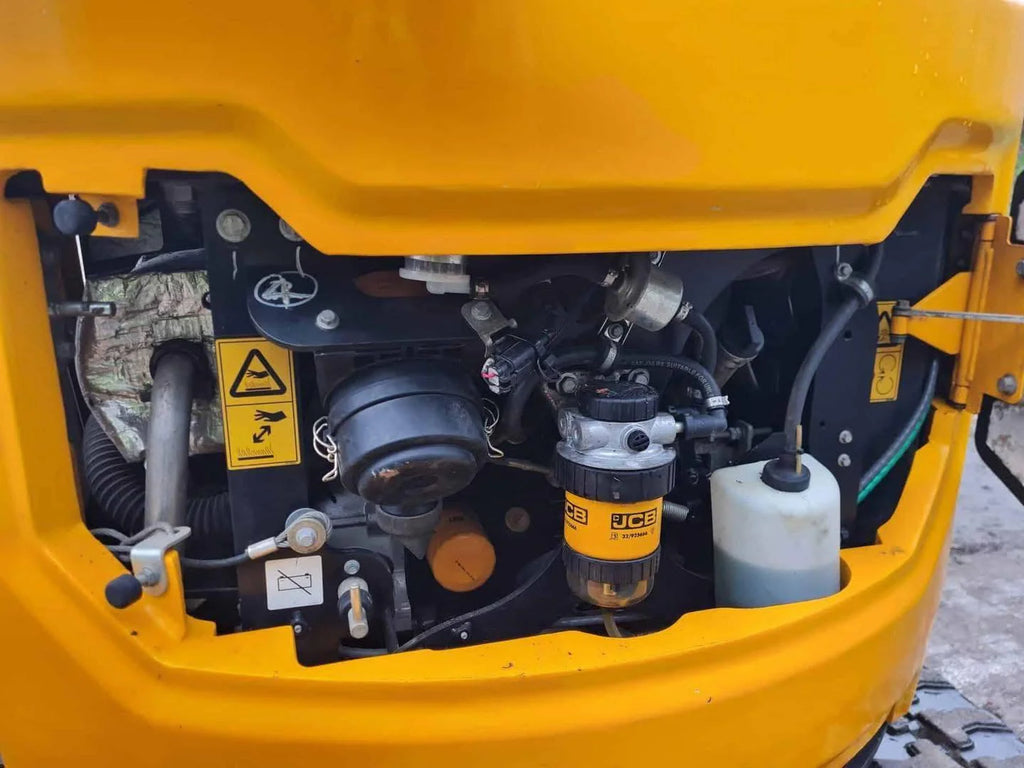 Miniexcavadora JCB 18z de ocasión 1,8 t 2021 remolque BRH 3 cucharas
