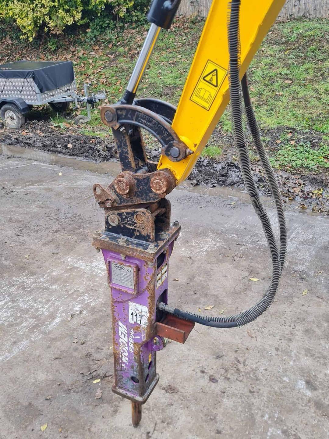 Miniexcavadora JCB 18z de ocasión 1,8 t 2021 remolque BRH 3 cucharas