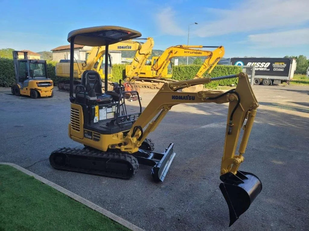 Miniexcavadora de ocasión Komatsu PC 18 MR2 1,9 t 2005 2 900 h cucharas