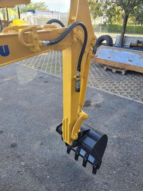 Miniexcavadora de ocasión Komatsu PC 18 MR2 1,9 t 2005 2 900 h cucharas