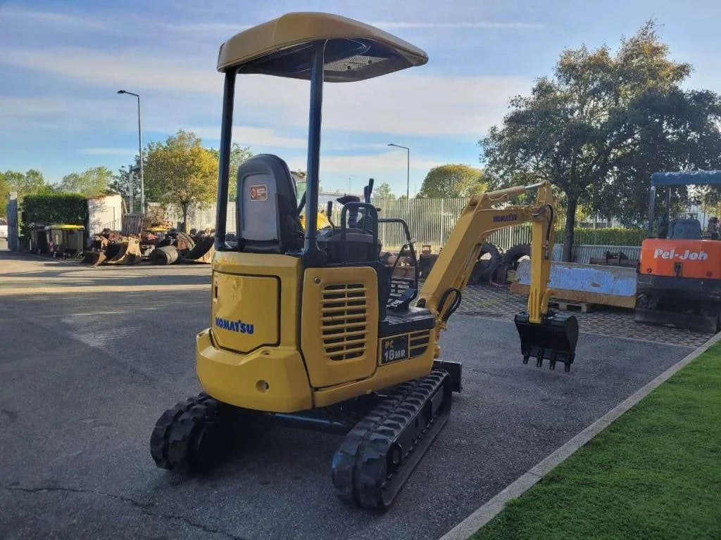 Miniexcavadora de ocasión Komatsu PC 18 MR2 1,9 t 2005 2 900 h cucharas
