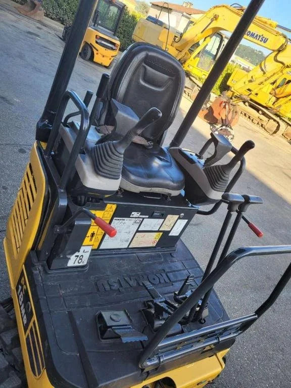 Miniexcavadora de ocasión Komatsu PC 18 MR2 1,9 t 2005 2 900 h cucharas