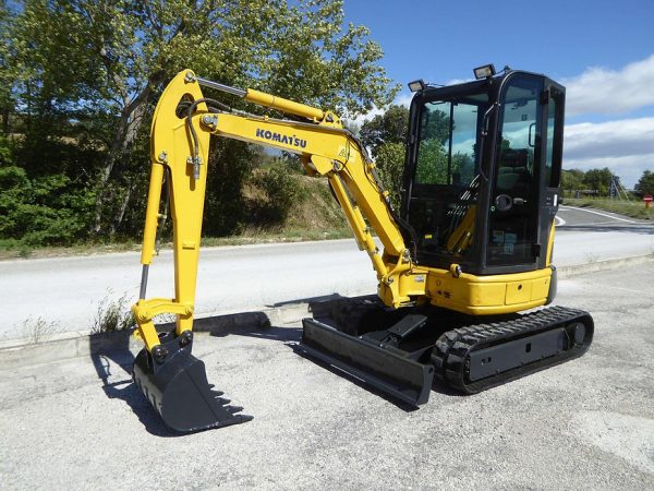 Miniexcavadora de ocasión Komatsu PC26MR-3 2,6 t 2017 cabina 1 055 h
