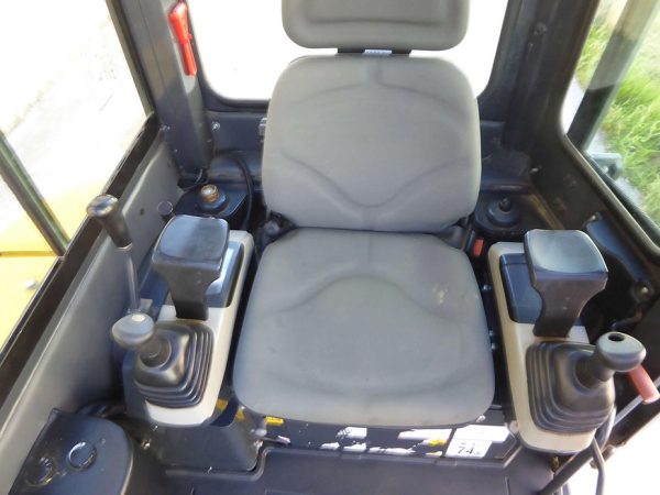 Miniexcavadora de ocasión Komatsu PC26MR-3 2,6 t 2017 cabina 1 055 h