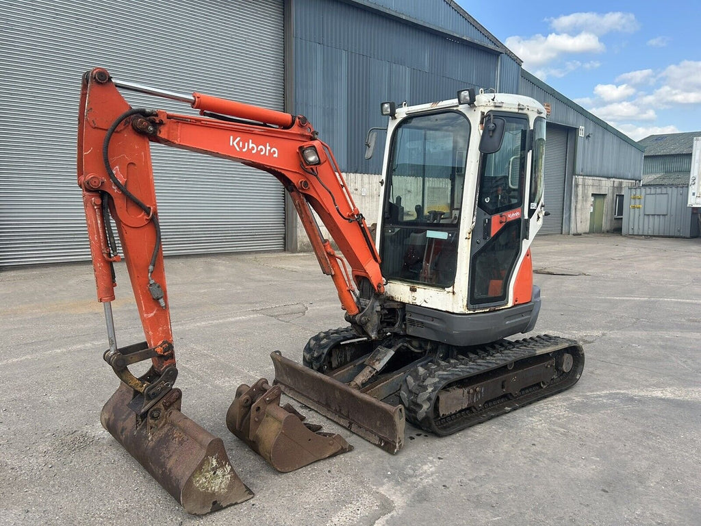 Kubota U25-3 (2008) – Miniexcavadora 2,6T – 3 600 h – Martillo hidráulico + 3 Cucharas – Revisada