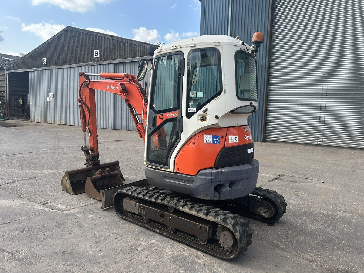 Kubota U25-3 (2008) – Miniexcavadora 2,6T – 3 600 h – Martillo hidráulico + 3 Cucharas – Revisada