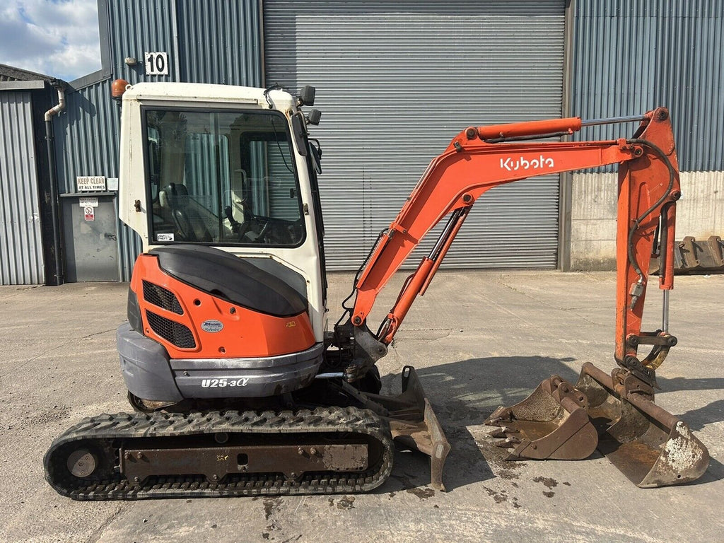 Kubota U25-3 (2008) – Miniexcavadora 2,6T – 3 600 h – Martillo hidráulico + 3 Cucharas – Revisada
