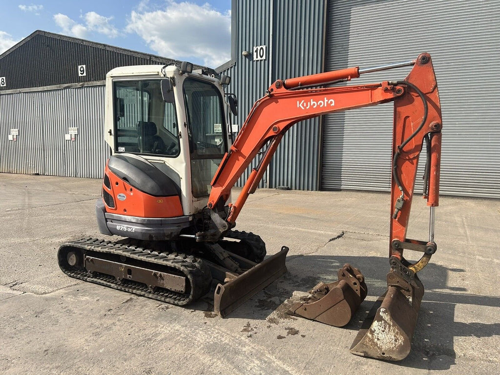 Kubota U25-3 (2008) – Miniexcavadora 2,6T – 3 600 h – Martillo hidráulico + 3 Cucharas – Revisada