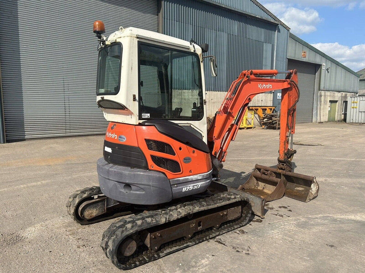 Kubota U25-3 (2008) – Miniexcavadora 2,6T – 3 600 h – Martillo hidráulico + 3 Cucharas – Revisada