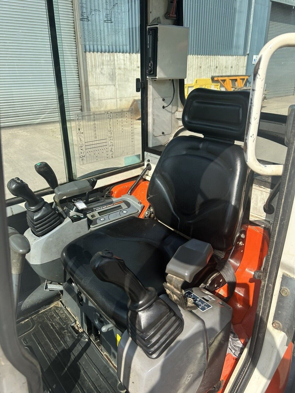 Kubota U25-3 (2008) – Miniexcavadora 2,6T – 3 600 h – Martillo hidráulico + 3 Cucharas – Revisada