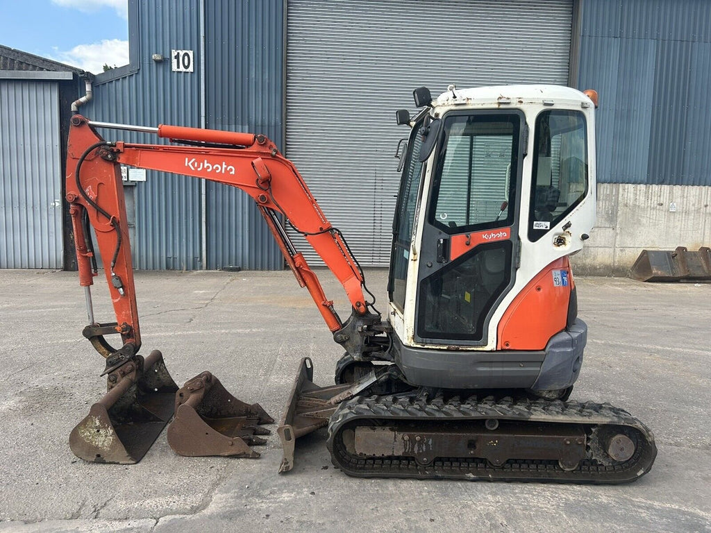 Kubota U25-3 (2008) – Miniexcavadora 2,6T – 3 600 h – Martillo hidráulico + 3 Cucharas – Revisada