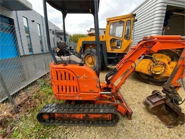 IHI 15NX (2004) – Mini excavadora 1,5T con 3 cucharas – 6 088 h – Compacta y fiable