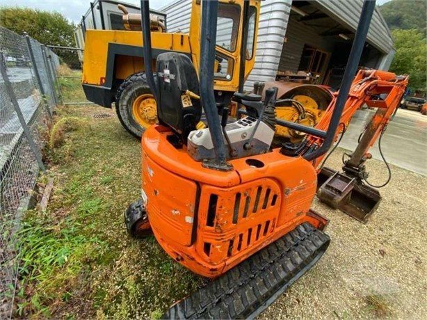 IHI 15NX (2004) – Mini excavadora 1,5T con 3 cucharas – 6 088 h – Compacta y fiable