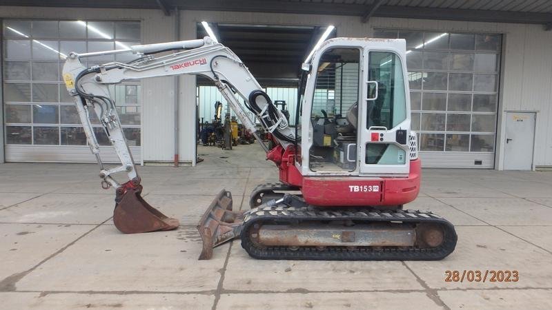 Takeuchi de ocasión 153 FR (2008) – Mini excavadora 5,6T – 5225 h – 3 cucharas