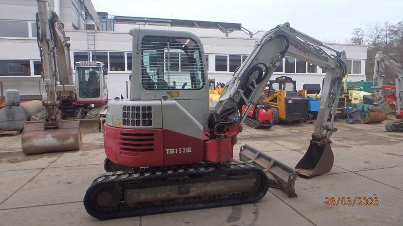 Takeuchi de ocasión 153 FR (2008) – Mini excavadora 5,6T – 5225 h – 3 cucharas