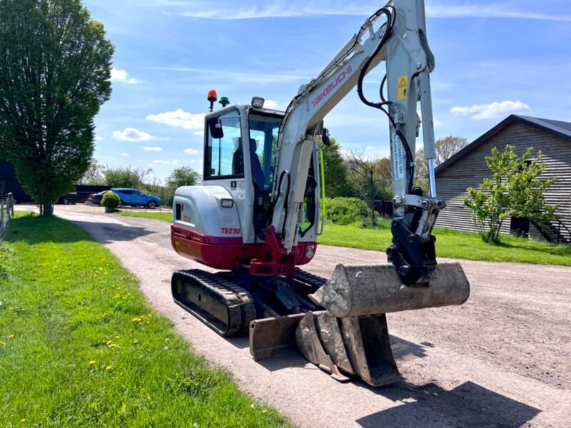 Takeuchi TB230 (2018) – Miniexcavadora 2,8T – 2916h – Totalmente revisada