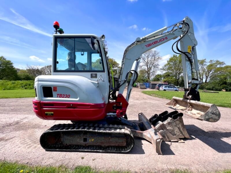 Takeuchi TB230 (2018) – Miniexcavadora 2,8T – 2916h – Totalmente revisada